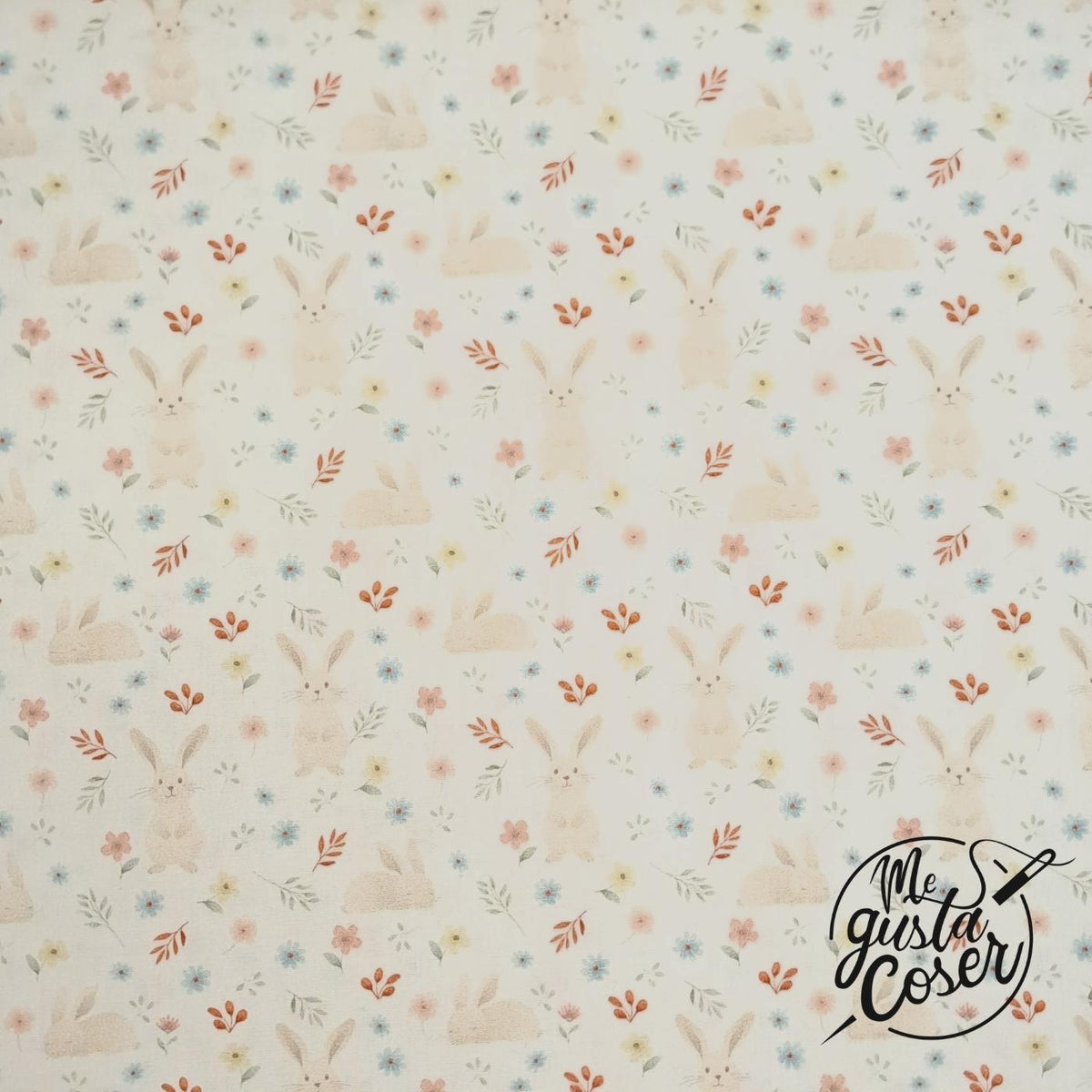 Tela de popelín de algodón con conejitos y flores fondo crema