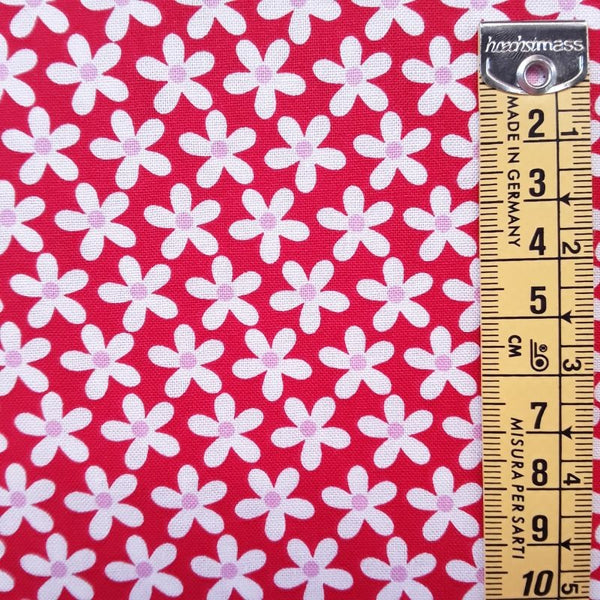 Tela patchwork estampado flores blancas fondo rojo