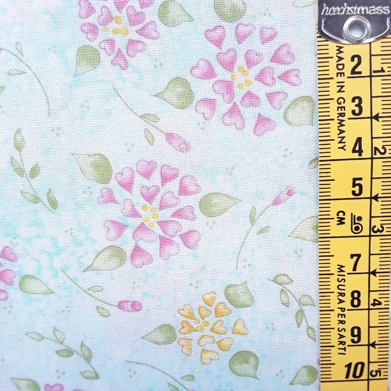 Tela patchwork Corazones y flores fondo agua